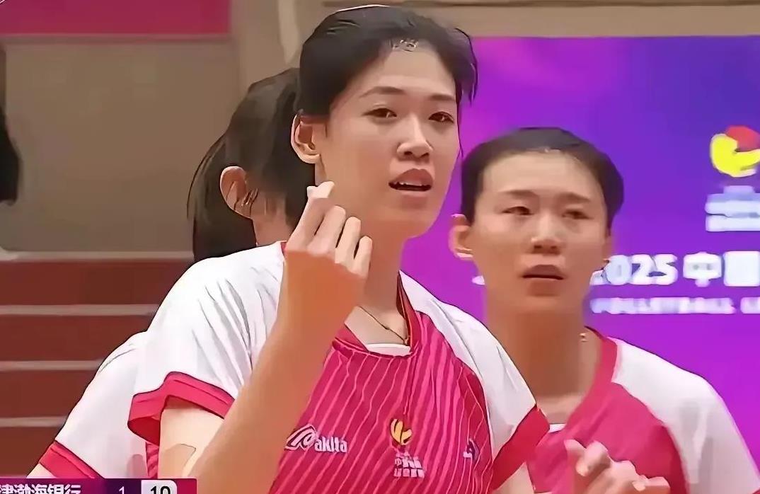 意大利球员艾格努疑似挑衅中国女排小队员董禹含！