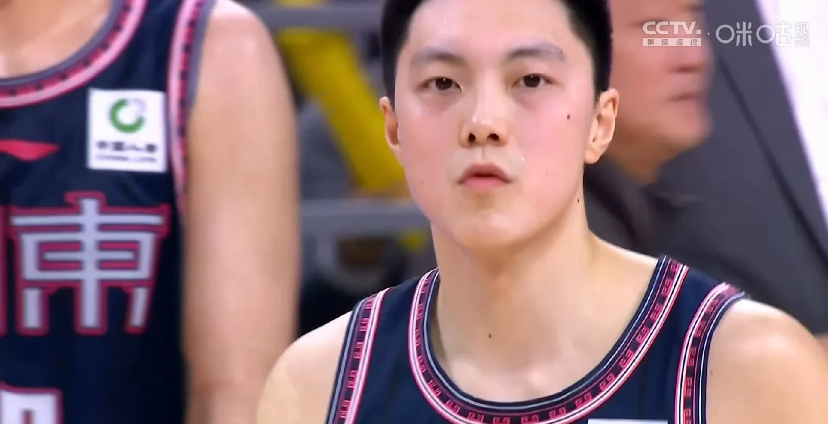 中国男篮三大问题，胡明轩三人失职，投篮陷入三怪圈的简单介绍