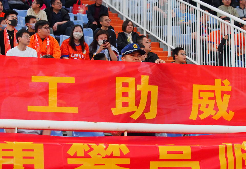 佛罗伦萨遭遇主场阻击，球迷呐喊助威