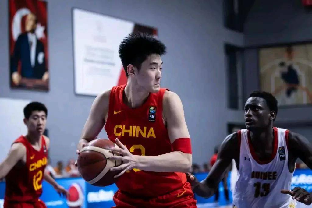 还在磨合！国青男篮热身赛64-56险胜德国