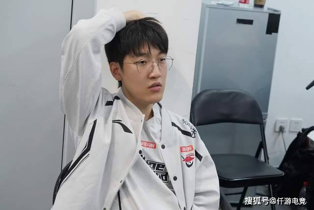 LPL季中赛迎来首败！圣枪哥沦为突破口，观众：Tabe选Bin是对的